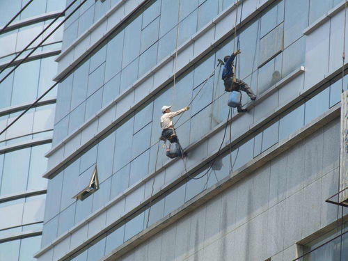 玻璃幕墙的顽固水垢，用普通清洁剂能去除吗？—北京外墙清洗公司