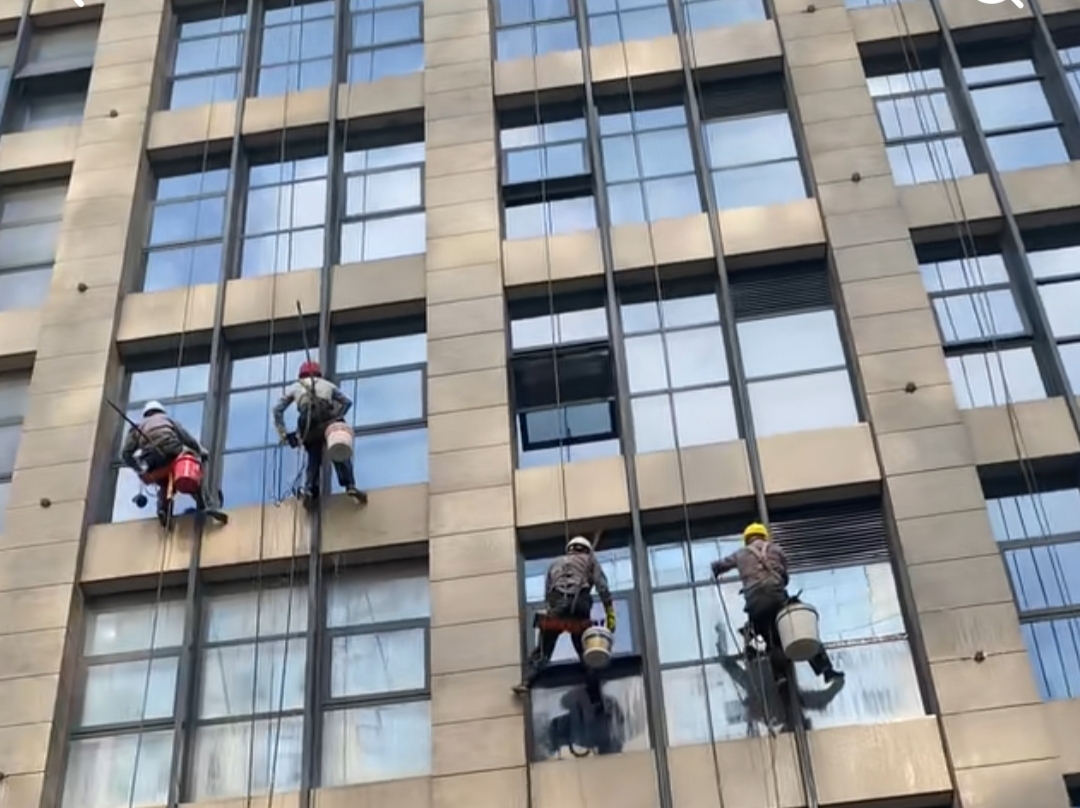 北京外墙清洗能清洗玻璃幕墙吗？会不会刮花玻璃？